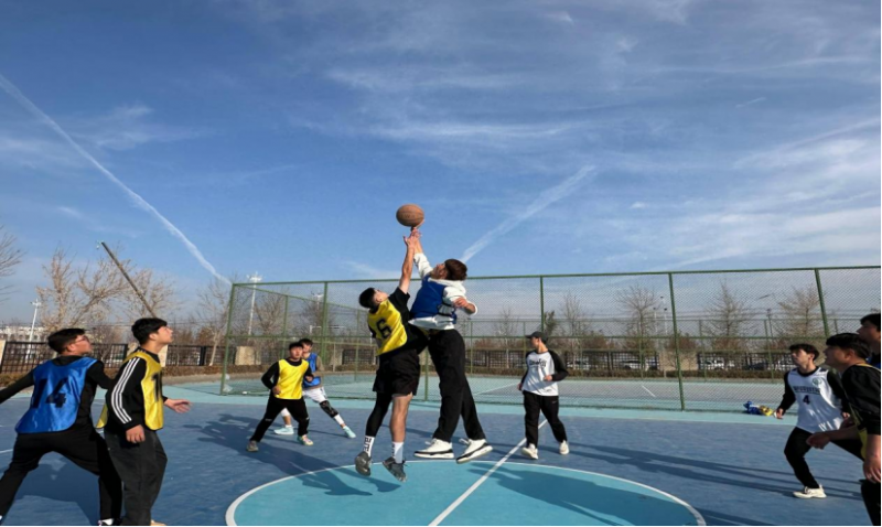 公共效劳与治理学院开展“薪火相传，篮下启航”主题篮球友谊赛