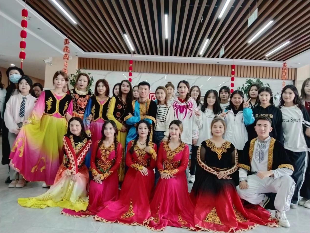 公共效劳与治理学院开展“九九重阳节，浓浓敬老情” 社区效劳活动