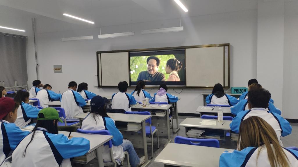 寓目红色影戏，重温革命历史，罗致奋进实力——经济治理学院组织寓目爱国影片