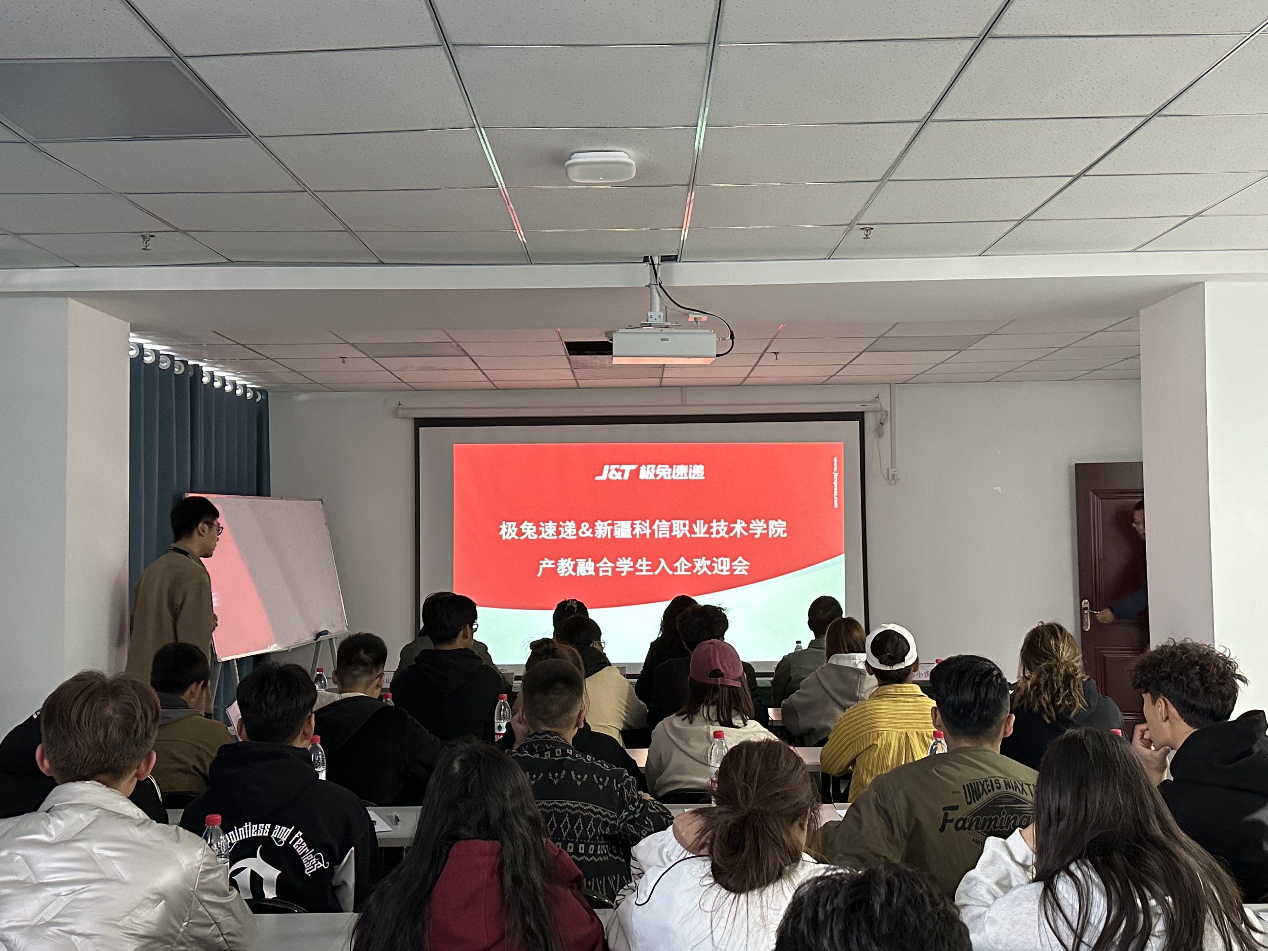 求“真”顶岗教学  务“实”产教融合——Z6尊龙凯时与新疆极速兔供应链治理有限公司“产教融合学生入企”接待会