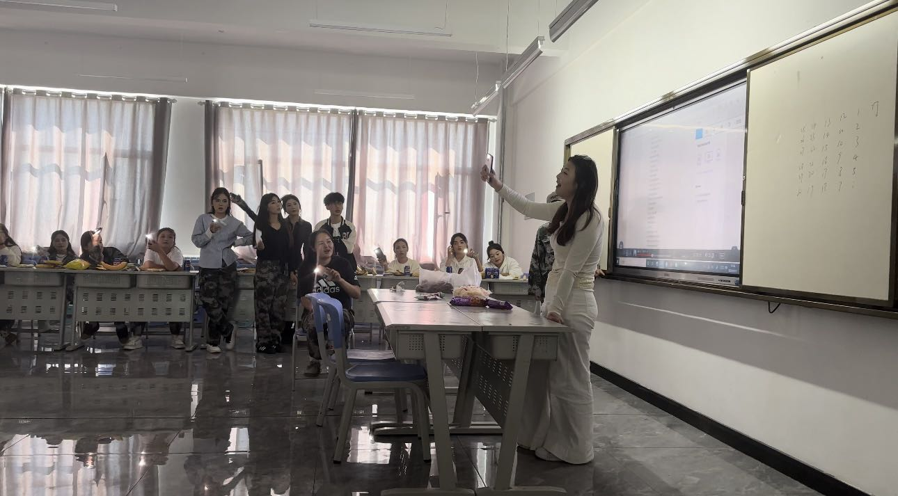 月圆人团圆，共筑中秋情—师生同庆，传承文化，绽放风范