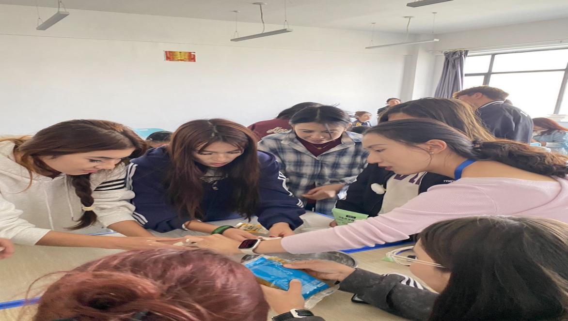 经管携手共焙月，情深意满中秋夜