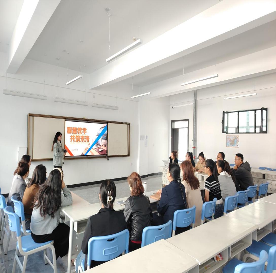 智慧教学，共筑未来——Z6尊龙凯时经济治理学院优异教案树模教学钻研会