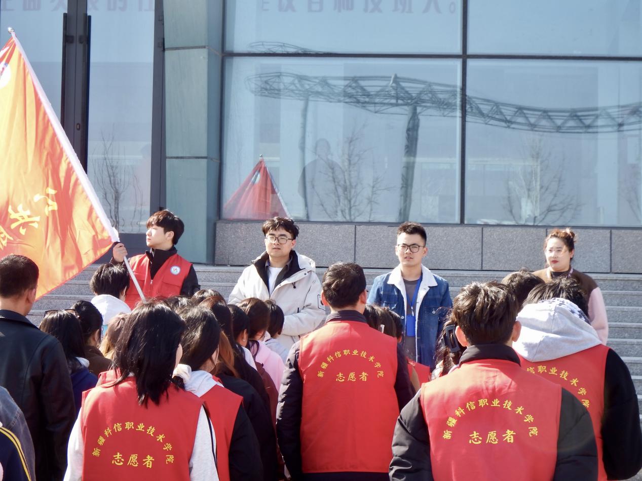 美化校园情形 争当红色先锋